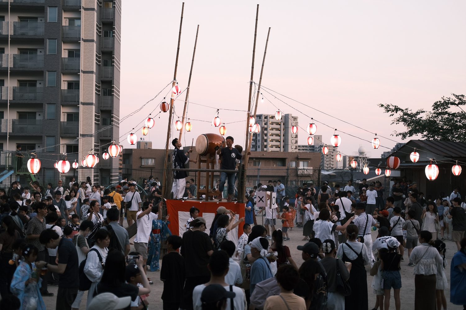 古江納涼夏祭りで盆踊りを楽しむ地域の人々