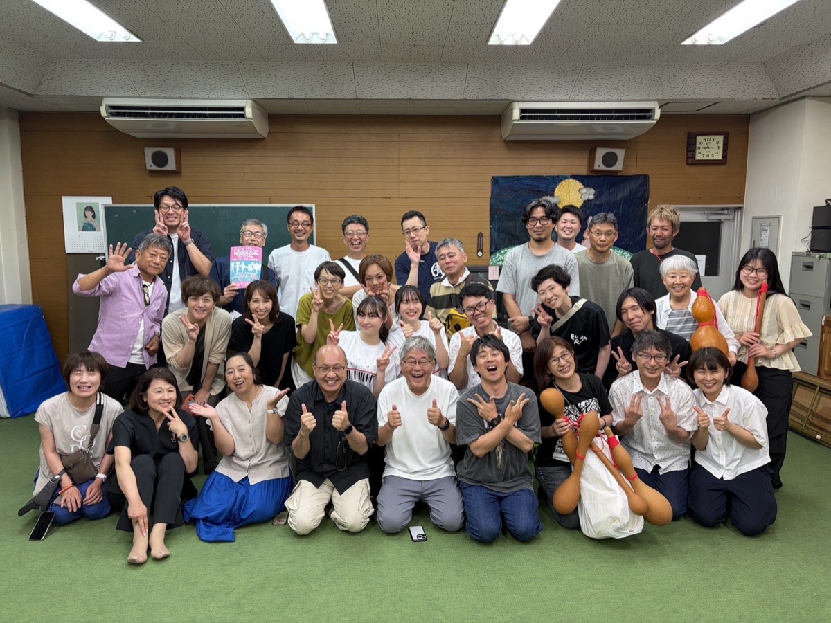 古江の地域イベントに集まったたくさんの大人たちの集合写真
